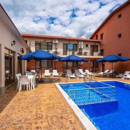 Family Hotel Preslav Ngoại thất bức ảnh